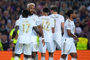 拜仁轻描淡写地碾压巴萨，德甲出人意料地碾压西甲