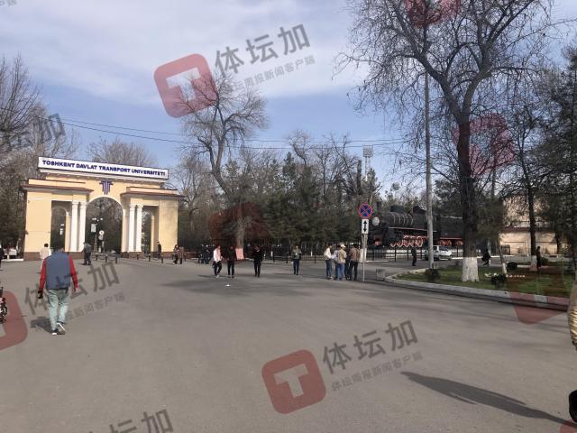 1677809132169035813.jpg 2-塔什干交通大学门口有标志性的火车头模型.jpg
