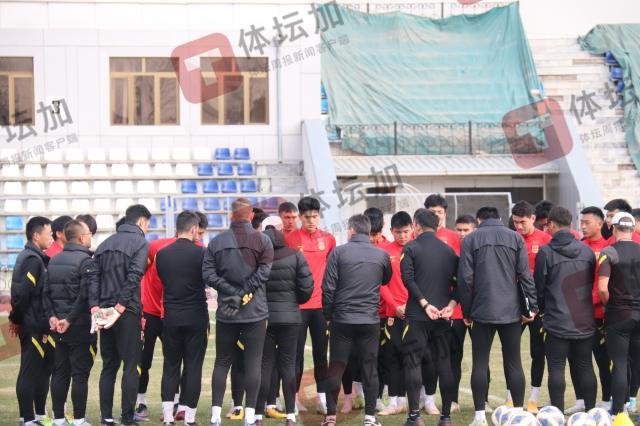 1677809177093079199.jpg 2-安东尼奥训练之前向球员讲话.jpg